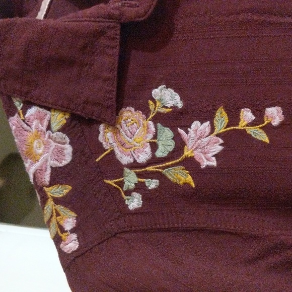 45 Knox Rose Burgundy Button down Shirt with Embroidered Flowers. Size: Medium - Picture 4 of 11